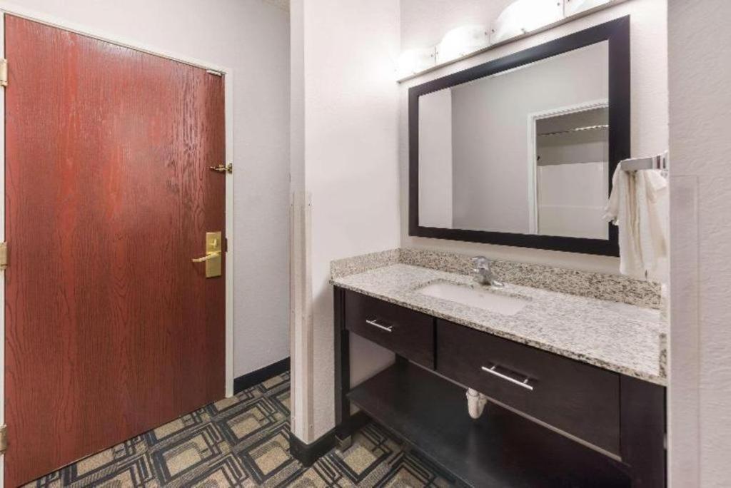 Suburban Studios Mason Hwy 42 מראה חיצוני תמונה