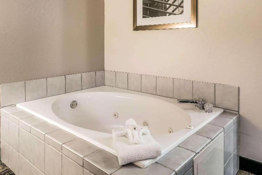 Suburban Studios Mason Hwy 42 מראה חיצוני תמונה