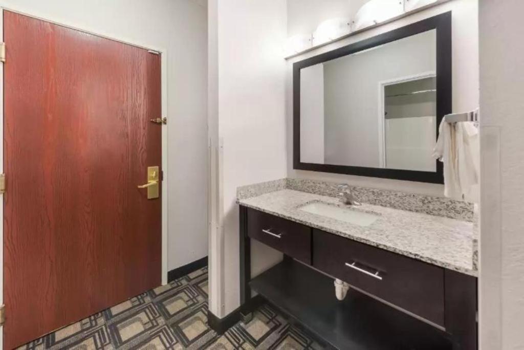Suburban Studios Mason Hwy 42 מראה חיצוני תמונה